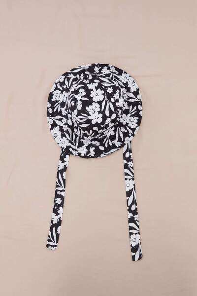 Trendyol Collection ملابس سباحة سوداء متعددة الألوان مكونة من 4 قطع مع قبعة د...