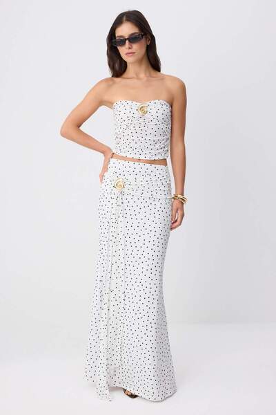 Trendyol Collection بلوزة سوداء وبيضاء منقطة بدون حمالات مع تفاصيل إكسسوارات ...