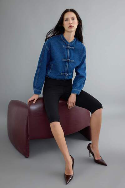 Trendyol Collection سترة من الدنيم مزينة بأزرار زرقاء وتفاصيل مطاطية عند الخص...