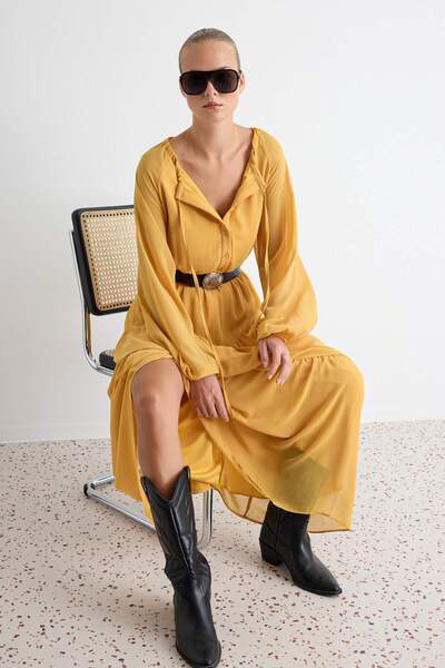 Trendyol Collection فستان ماكسي من الشيفون المنسوج بياقة كاشكاك وقصة مستقيمة/...