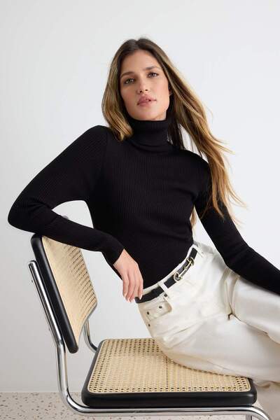 Trendyol Kollektion Schwarzer Basic-Rollkragenpullover für Paare TWOAW21KZ1279