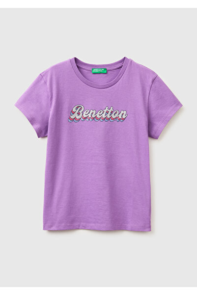 United Colors of Benetton فتاة ترتدي تيشيرت بياقة دراجة مع شعار بريق أرجواني