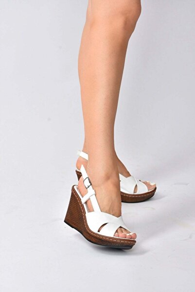 Fox Shoes Biele dámske topánky na klinovom podpätku K674041309