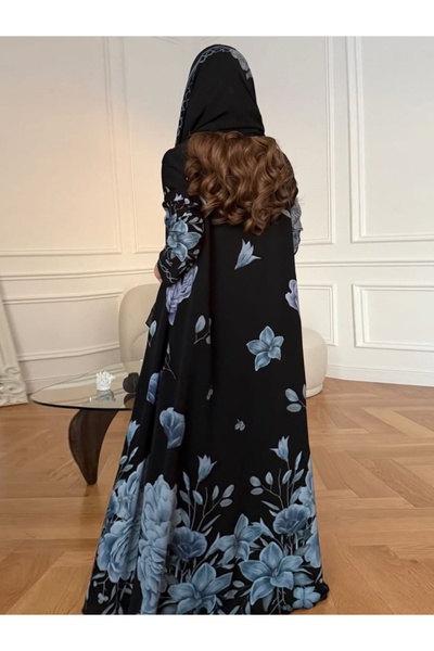 Classy She عباءة مطبوعة بزهور زرقاء مع غطاء رأس مطابق
