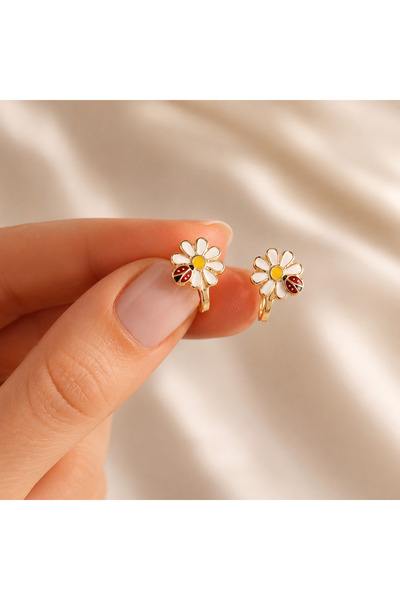 Sweet bunny Uğur Böcekli Papatya Çocuk Küpe – Sevimli Çiçek Tasarım Çelik Küpe