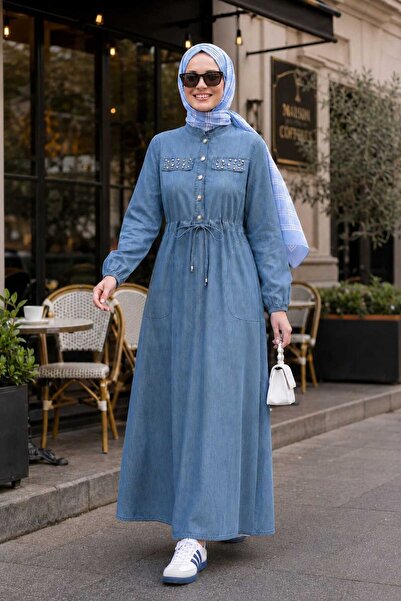 Hb Harma Time Butik فستان نسائي من الدنيم الأزرق الفاتح مزين بالأحجار وأربطة وأزرار