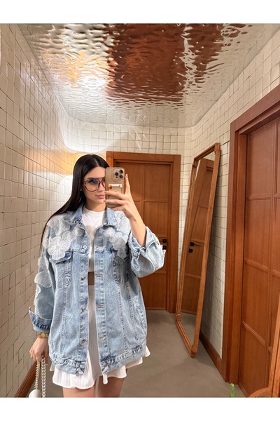 MODA Oversize kesim, çiçek işlemeli bir kot ceket.