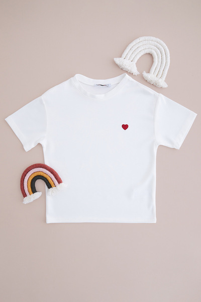 Fulla Moda Tricou pentru fete cu decolteu rotund și broderie inimă