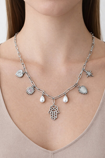 laria jewelry قلادة بتفاصيل لؤلؤية على شكل يد فاطمة