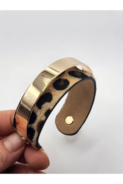 NEGO ACCESORİES سوار ذهبي بتفاصيل جلد الفهد بتصميم عتيق
