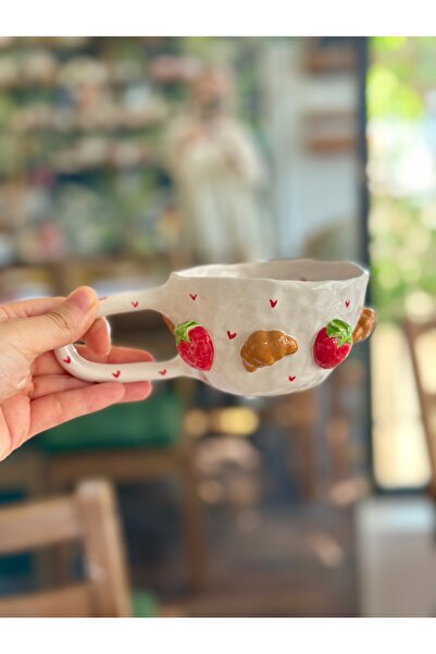 El Yapımı Çilek ve Kruvasan Detaylı Seramik Kahve Fincanı 250 ml