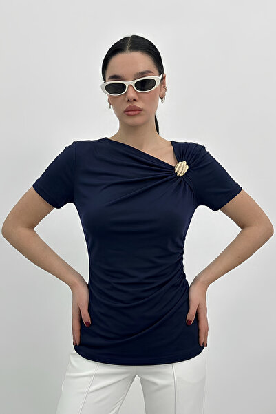 AKD Atelier تي شيرت نسائي بأكمام قصيرة وياقة غير متماثلة وتفاصيل مشبك ذهبي وب...