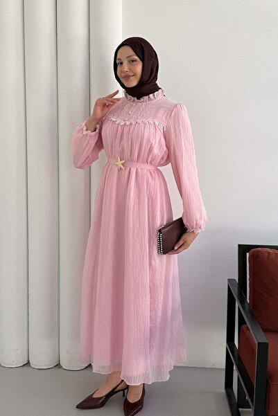 Modaensarbutik Kol Ve Yaka Dantel Detaylı Broş Kemerli Tesettür Elbise-PEMBE