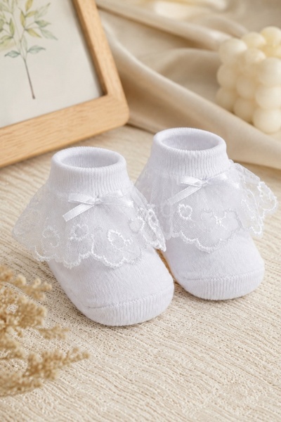 Pure Boutique Бели бебешки чорапки с дантела и елегантна панделка за малки мо...