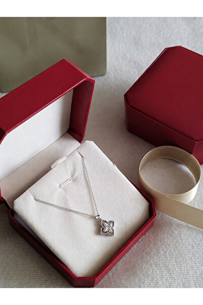 Glamour Galore Luxury Chain with Branded Accessories