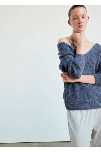 MANGO Woman Sivri yaka oversize kazak