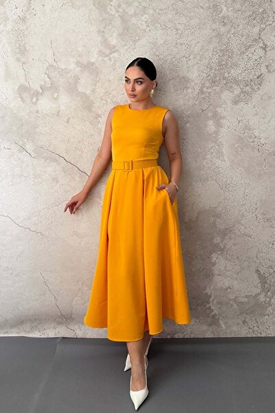 Elbee Fashion Woman فستان مطرّز بياقة هالتر بلون الخردل