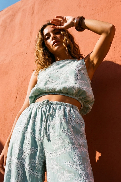 FASHION COCKTAIL Αμάνικο κροπ τοπ με εφέ μπαλόνι, διπλό λάστιχο στη μέση, με ...