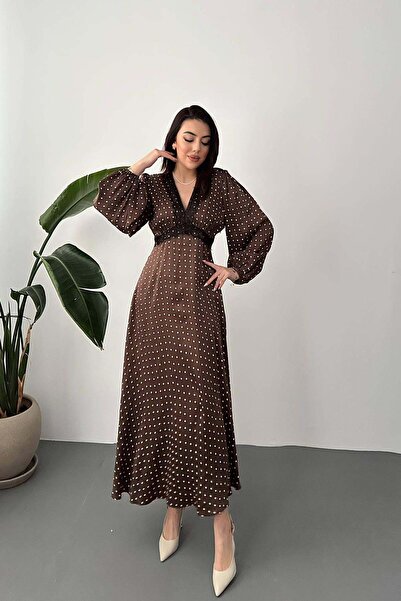 Moda Days فستان نسائي طويل من الساتان باللون البني مع تفاصيل من الدانتيل المن...