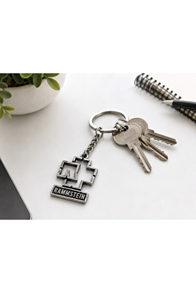 HER ŞEY NOTA www.herseynota.com Breloc metalic cu logo Rammstein – Accesoriu ...