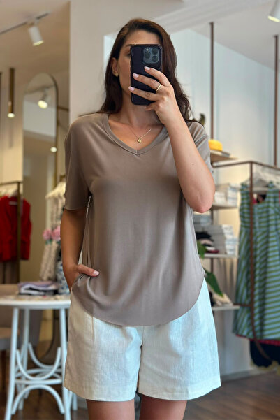 Unique Boutique تي شيرت بني اللون برقبة على شكل حرف V من قماش مودال مقطوع بال...