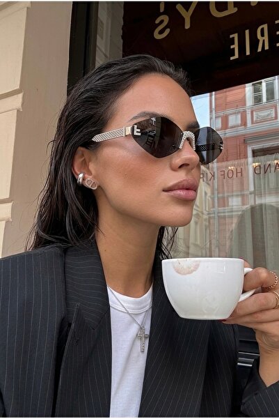 Chunky Frame نظارة شمسية نسائية سوداء من ليفيا كريستال باكلافا، معدنية فضية ب...