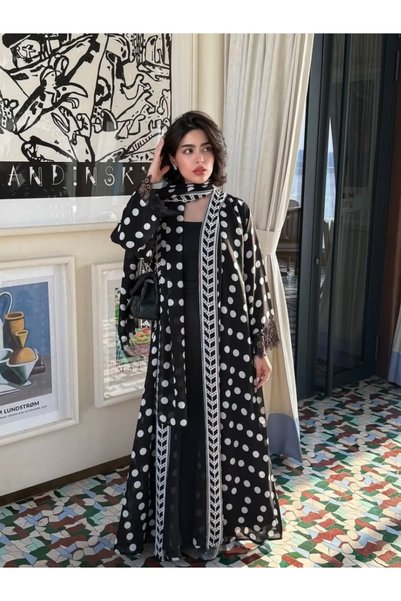 Noon Noora طقم عباءة مزين بنقاط البولكا دوت مع تطريز دانتيل (يشمل غطاء الرأس)