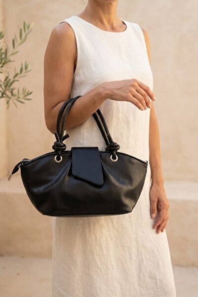I Love Shoes Taven Black Matte Leather Women's Shoulder Bag