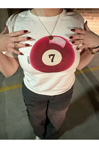 designedfy Γυναικείο λευκό μπλουζάκι με στάμπα Lucky 7 Baby Tee