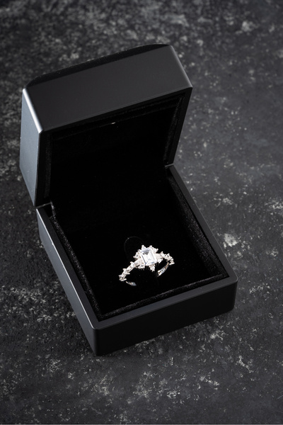 Silvano Jewelry 925 Ayar Gümüş Işıklı Kutuda Pırlanta Işıltılı Baget Taşlı Özel Tasarım Yüzük