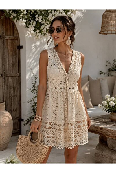 NoraShopOnline BRODERIE İŞLEMELİ DANTEL DETAYLI V YAKA MİNİ ELBİSE