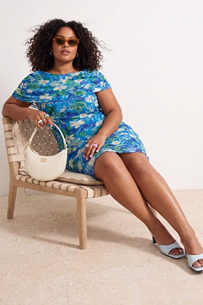 Trendyol Curve Limited Edition Kleid aus gestricktem Tüll mit blauem Blumenmu...
