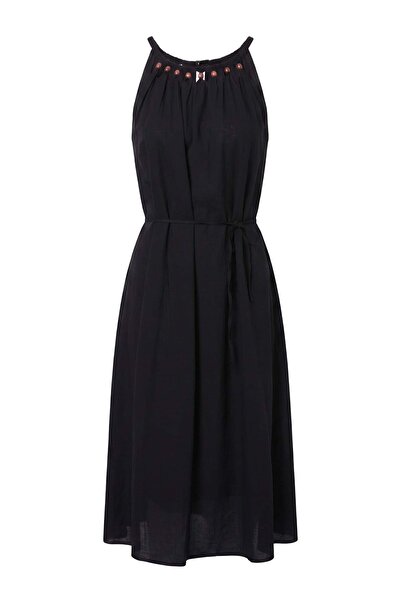 Drop by TrendyolMilla فستان أسود منسوج بياقة على شكل V وحمالات رفيعة وتفاصيل ...