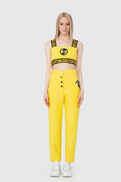 GIZIA SPORT Nakış Arma Detaylı Şerit Yazılı Askılı Crop Top