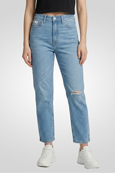 Calvin Klein Jeans جينز نسائي ضيق ممزق، أزرق متوسط اللون