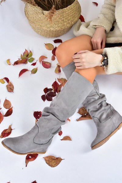 Fox Shoes Graue Wildleder-Damenstiefel mit verstecktem Keilabsatz E735051702