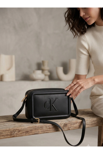 Calvin Klein حقيبة كاميرا نسائية من بولد سي كيه LV04F3220G-UB1