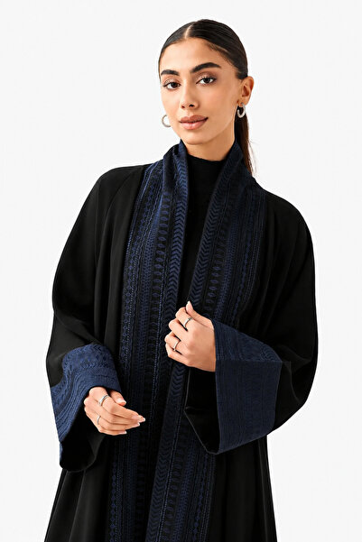Azria Fashion عباءة كلاسيكية مطرزة - أسود