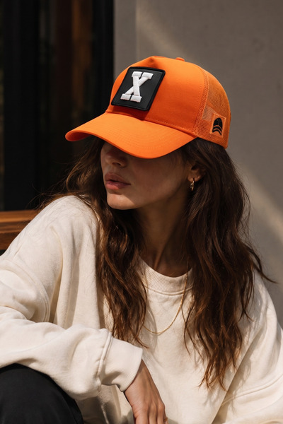 all hats قبعة شبكية برتقالية مع تفاصيل رقعة الحروف |   قبعة رياضية مناسبة للا...