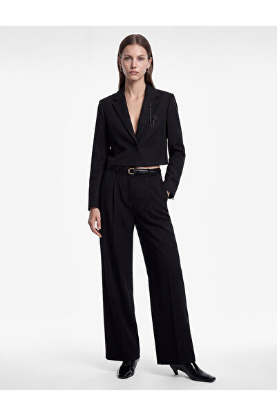 Koton Broş Detaylı Geniş Yaka Uzun Kollu Crop Blazer Ceket