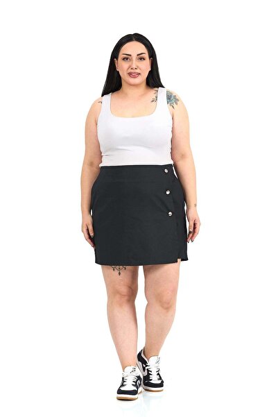 DISENTIS MODEST Μαύρη σορτς φούστα με κουμπιά μπροστά σε μεγάλο μέγεθος