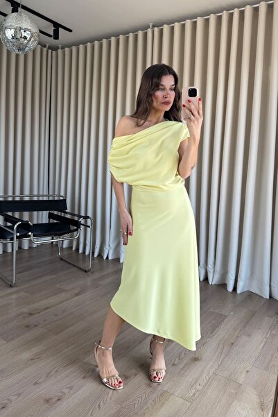 Sue Store Κίτρινο φόρεμα με ασύμμετρη κοπή και λαιμόκοψη καγιάκ
