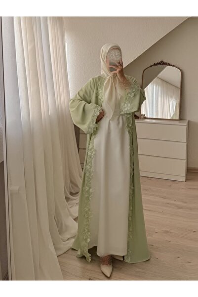 Noon Noora عباءة ناعمة غير رسمية بلون موحد مع تطريز زهور (الحجاب غير مشمول)