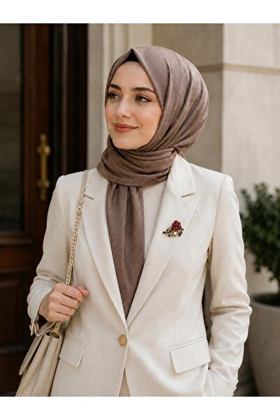 RotaCollection Her kıyafete zarif bir dokunuş ekleyen, trend broş tasarımı.