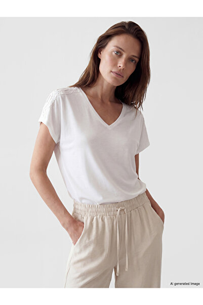 LC Waikiki Esvab • Modern & Distinctive V Planting Lace Detailed Women's T-Shirt