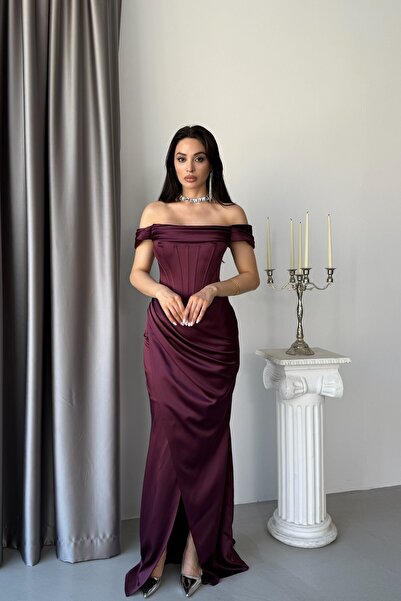 Serica Moda فستان سهرة طويل من الساتان بفتحة رقبة على شكل قارب وفتحة جانبية