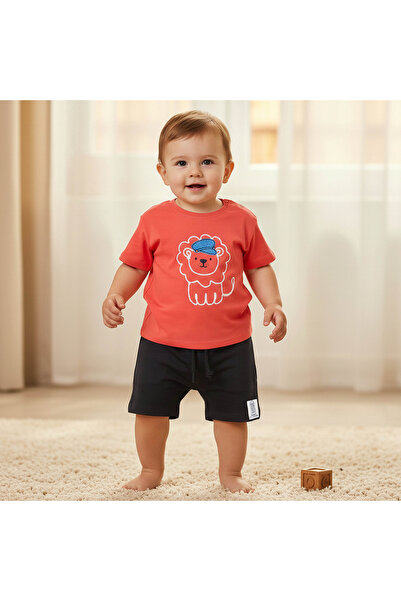 Lee Cooper طقم تي شيرت بأكمام قصيرة وياقة دائرية مع شورت مزين بتطريز على شكل أسد
