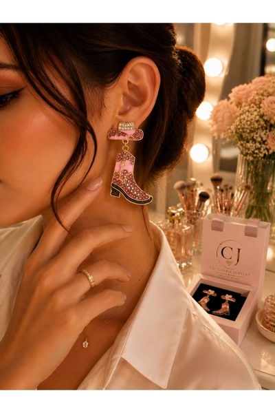 CHERİE CJ Rodeo Pink Çizme Küpe – Western Şık Pembe Taşlı Kadın Küpe ✨