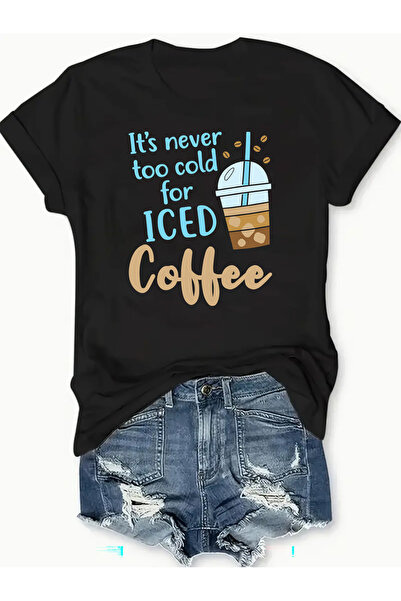 23 nisan تي شيرت بطبعة 'Never Too Cold Coffee' يتميز برقبة دائرية ناعمة وأكما...