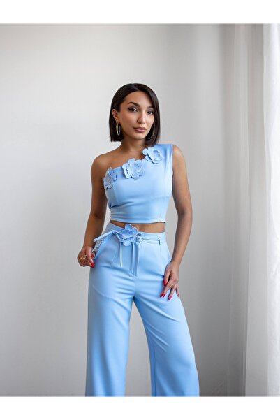 Eloria Glow Çiçek Detaylı Tek Omuz Crop Bluz & Yüksek Bel Bol Paça Pantolon Takım – mavi